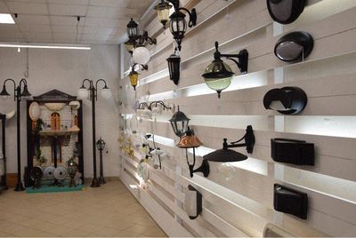 Ci sono molti tipi diversi di luci sulle pareti di questa stanza.