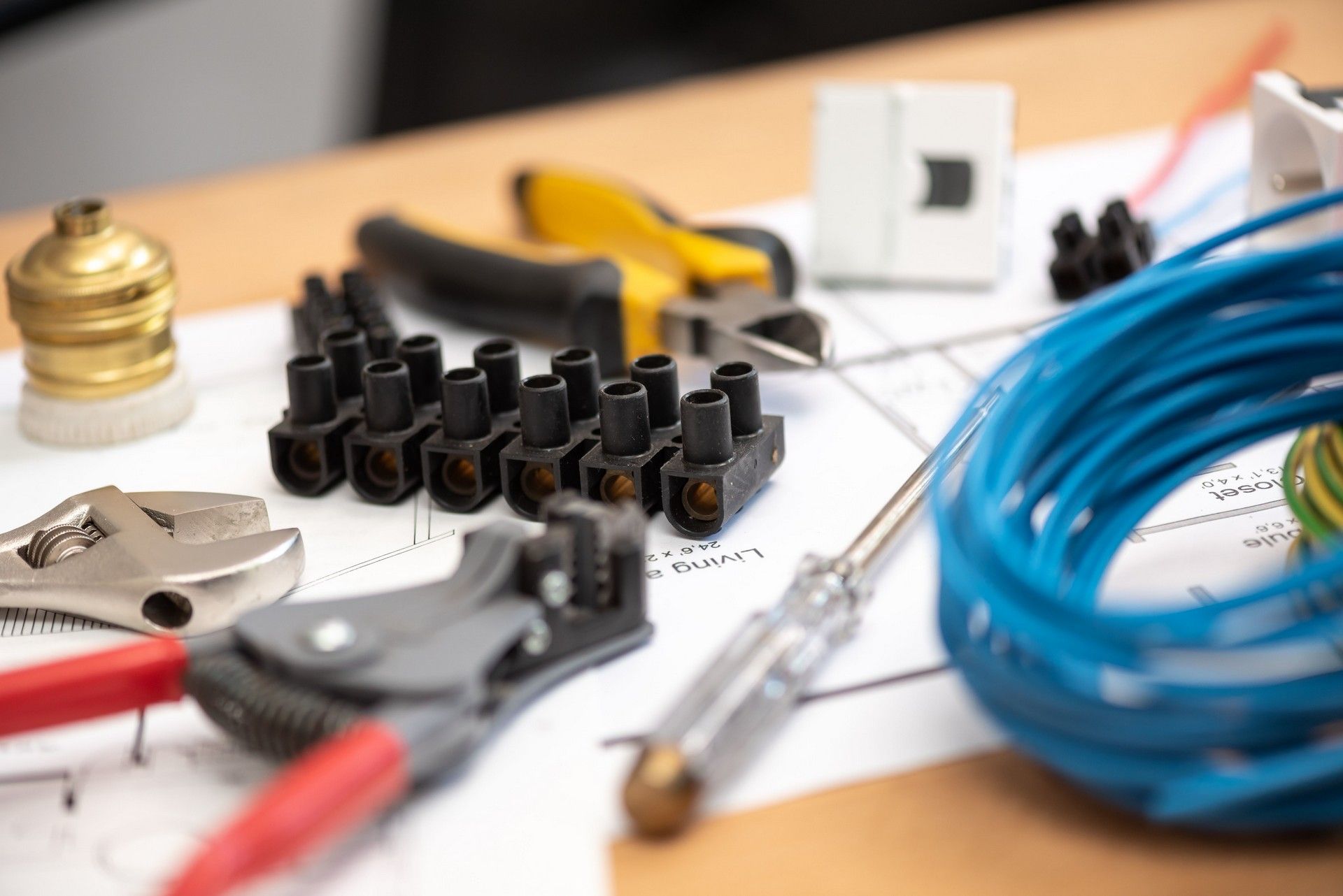 Un mucchio di attrezzi e fili sono su un tavolo.