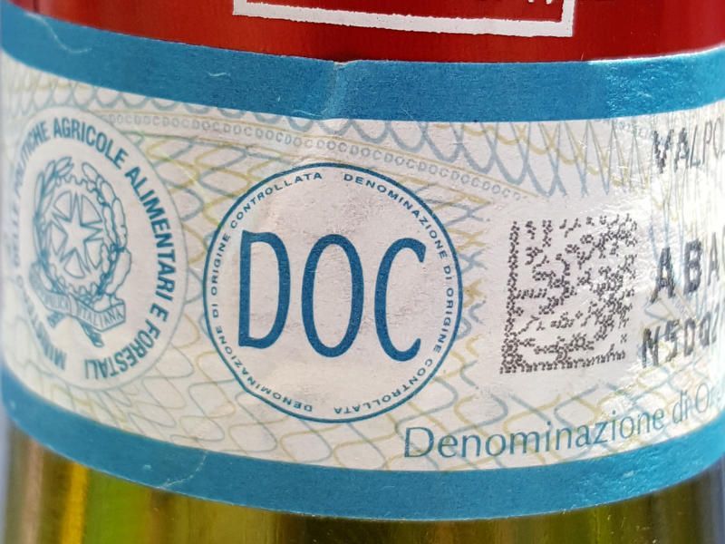 kwaliteitslabel DOC op de hals van een wijnfles