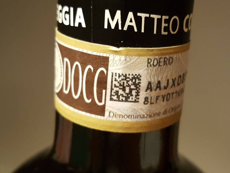 DOCG label op de hals van een fles Italiaanse wijn