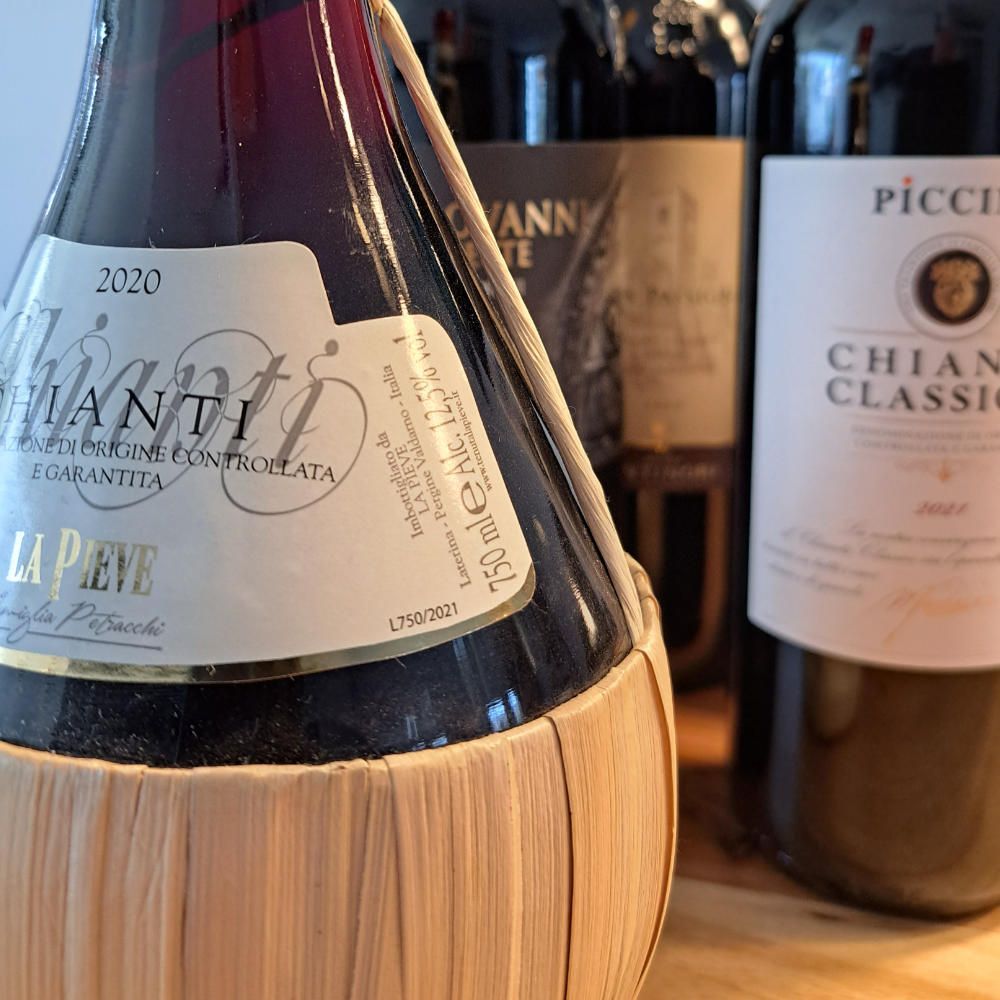 Verschillende Chianti wijnen waaronder de Chianti DOCG in een traditionele mandfles (Fiasco genaamd)