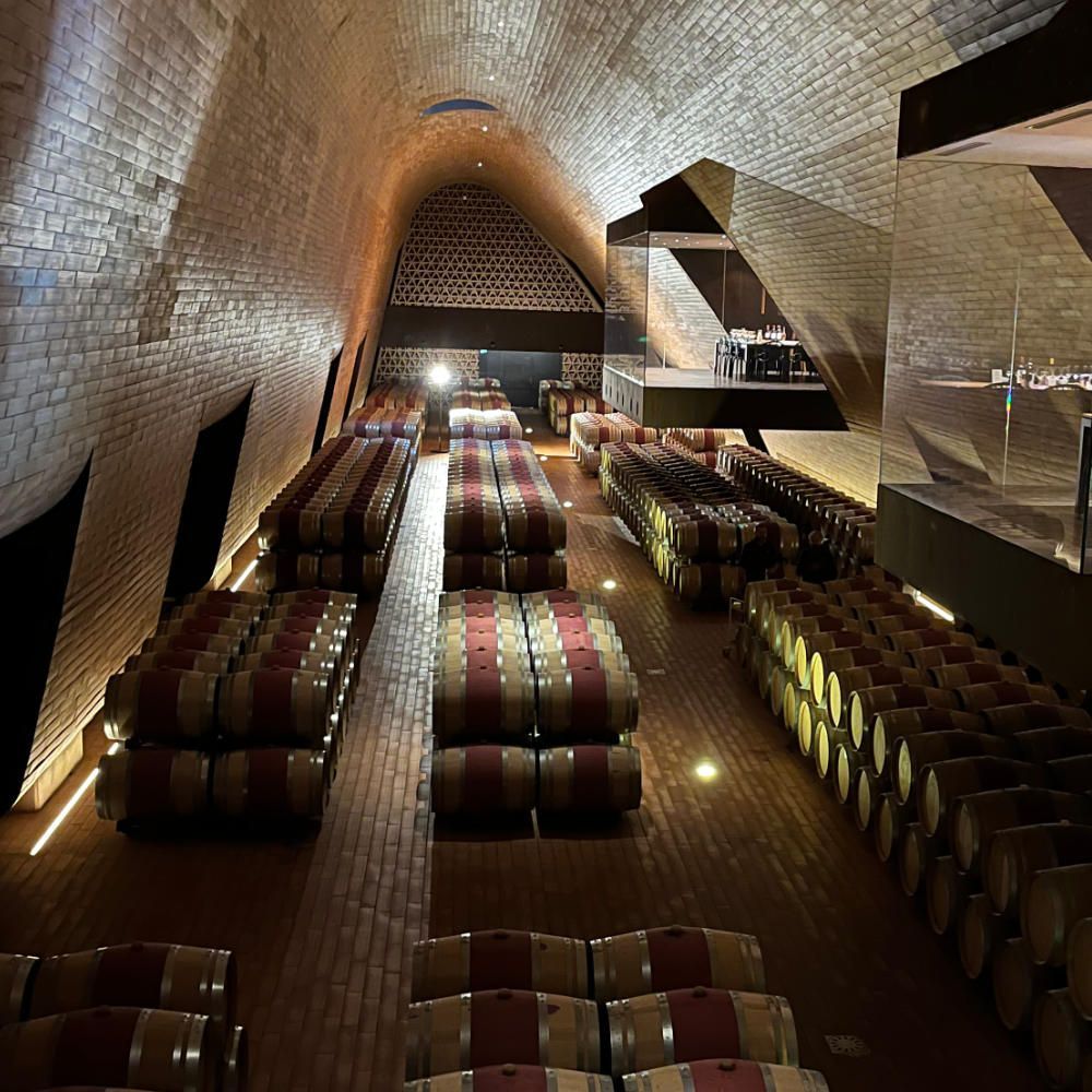 Een kijkje in de wijnkelders van van Antinori waar de Chianti wijnen liggen opgeslagen