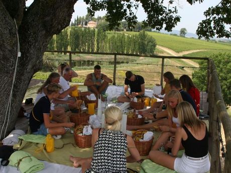 Wijnproeverij met picnic in Montefalco met vrienden en gezinnen