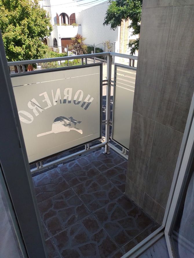 Balcón con panel de vidrio esmerilado que representa 