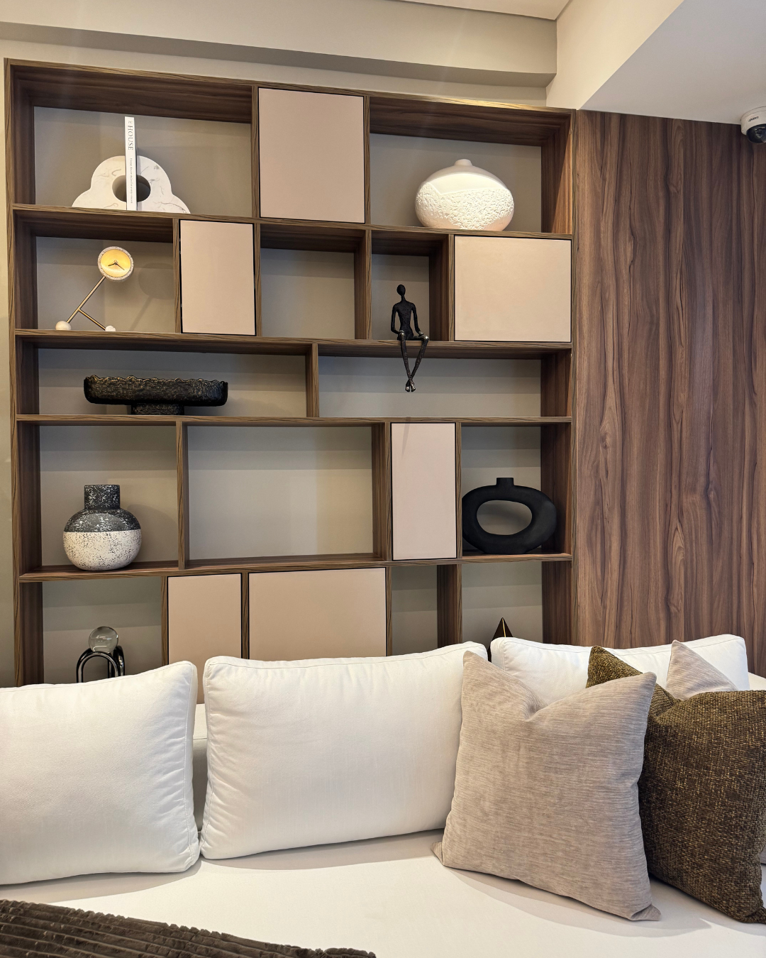 Una sala de estar con un sofá y una estantería.