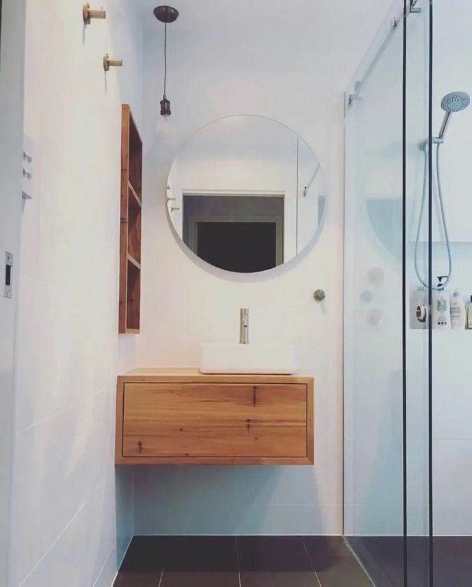 A Bathroom with a Sink and a Round Mirror ā Bulli Glass in Bulli, NSW