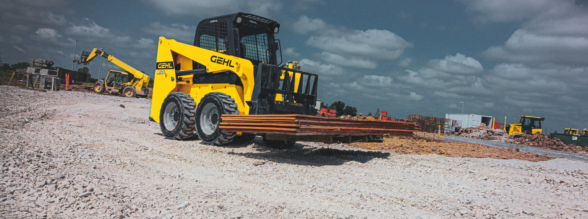 gehl r165 skid steer photo with fork lifts
