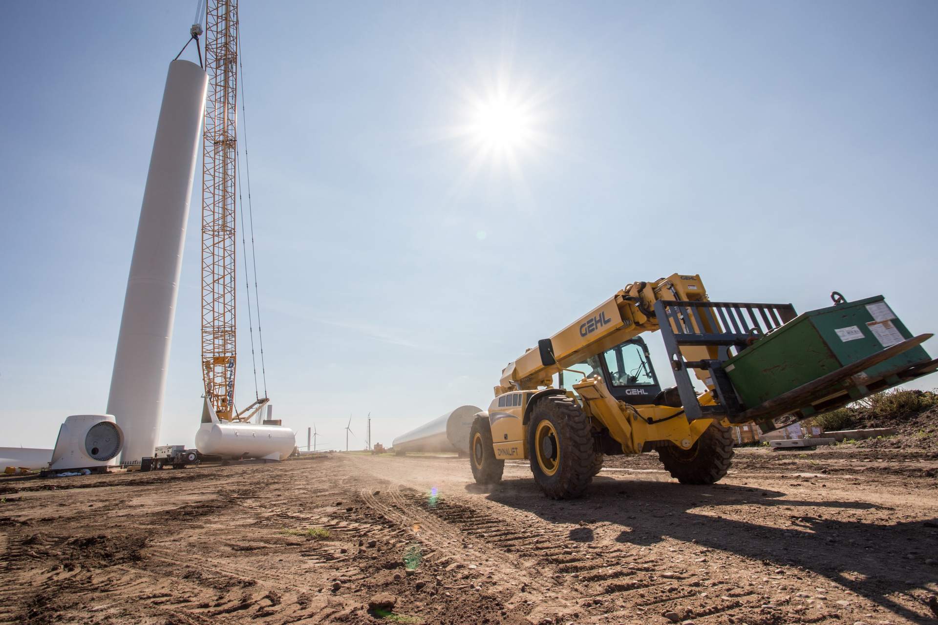 gehl telehandler hauling a dumpster