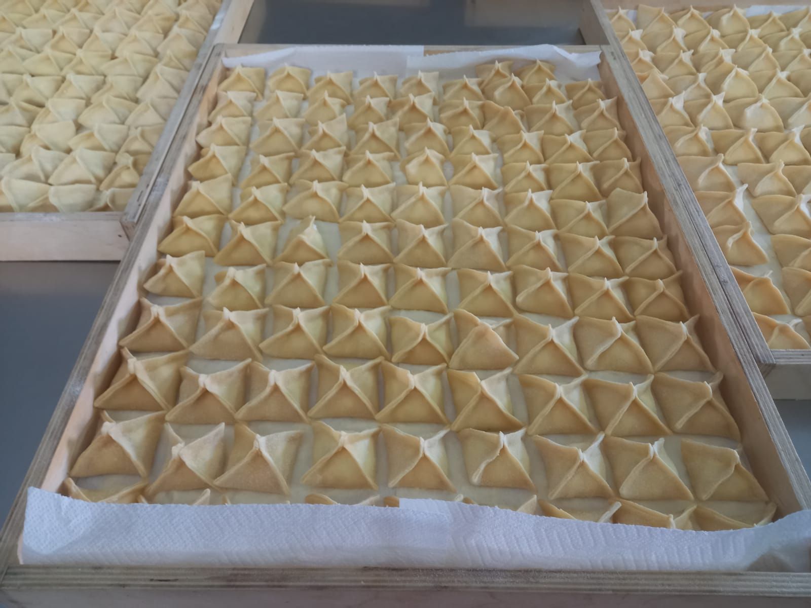 menù e calici di vino