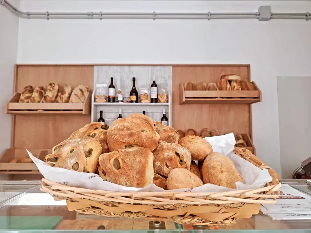 Cestino di pane sul bancone del panificio.