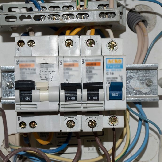 Un quadro elettrico di servizio con un interruttore differenziale principale e diversi interruttori automatici di minore entità.