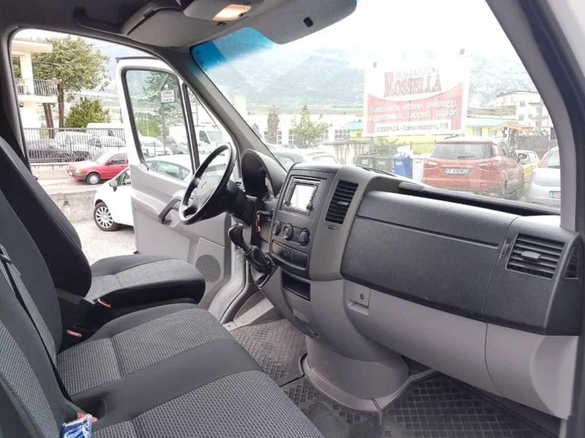 parte anteriore dell'abitacolo di un furgoncino