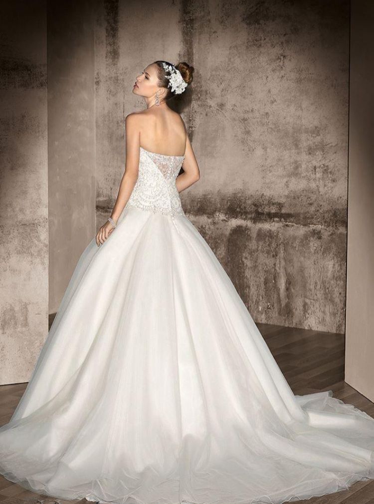 abito da sposa modello principessa scollato