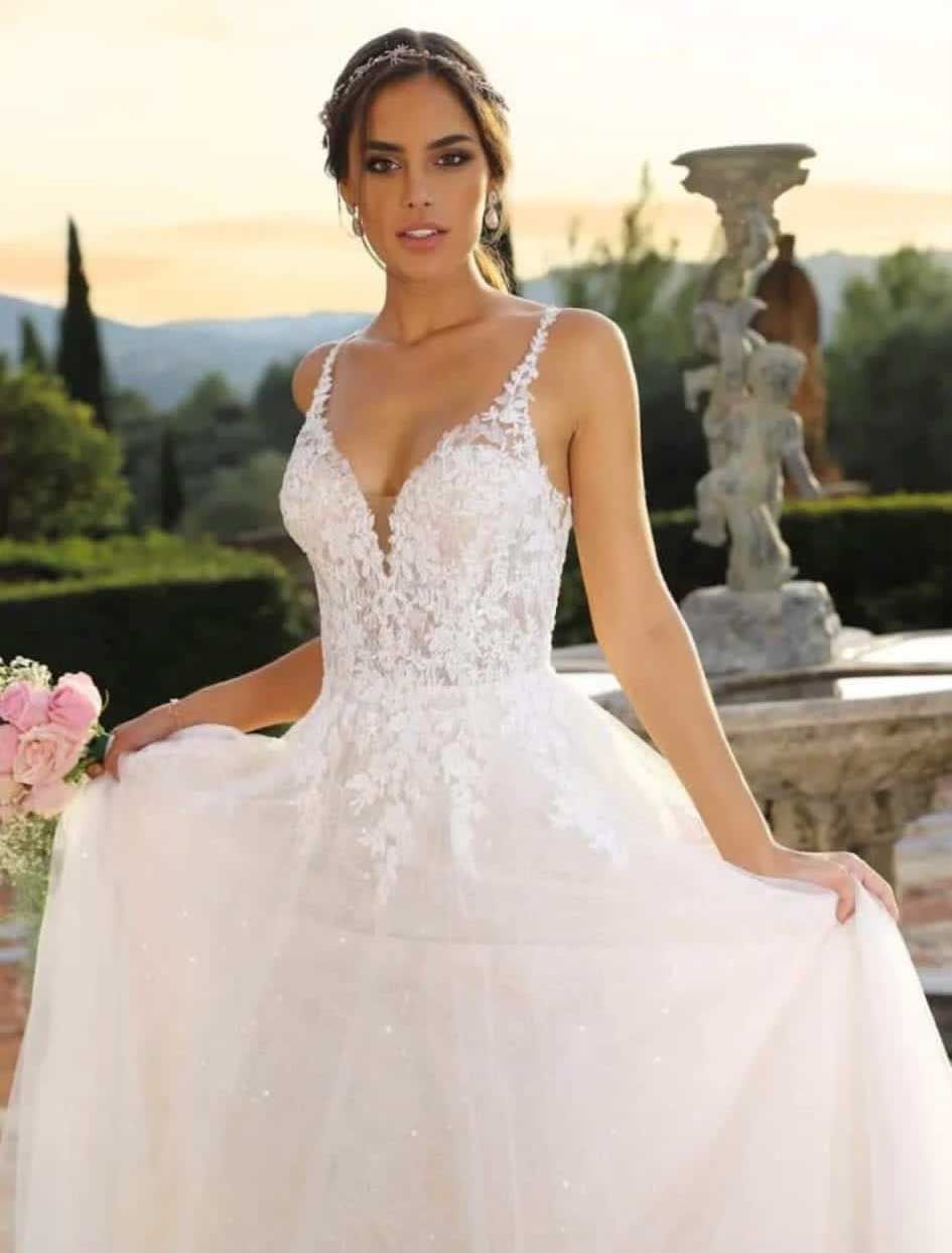 abito da sposa con scollo a V in Atelier Sposa Salerno Nada
