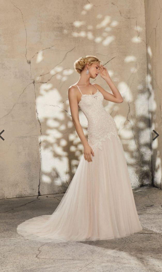 abito da sposa romantico con taglio a sirena