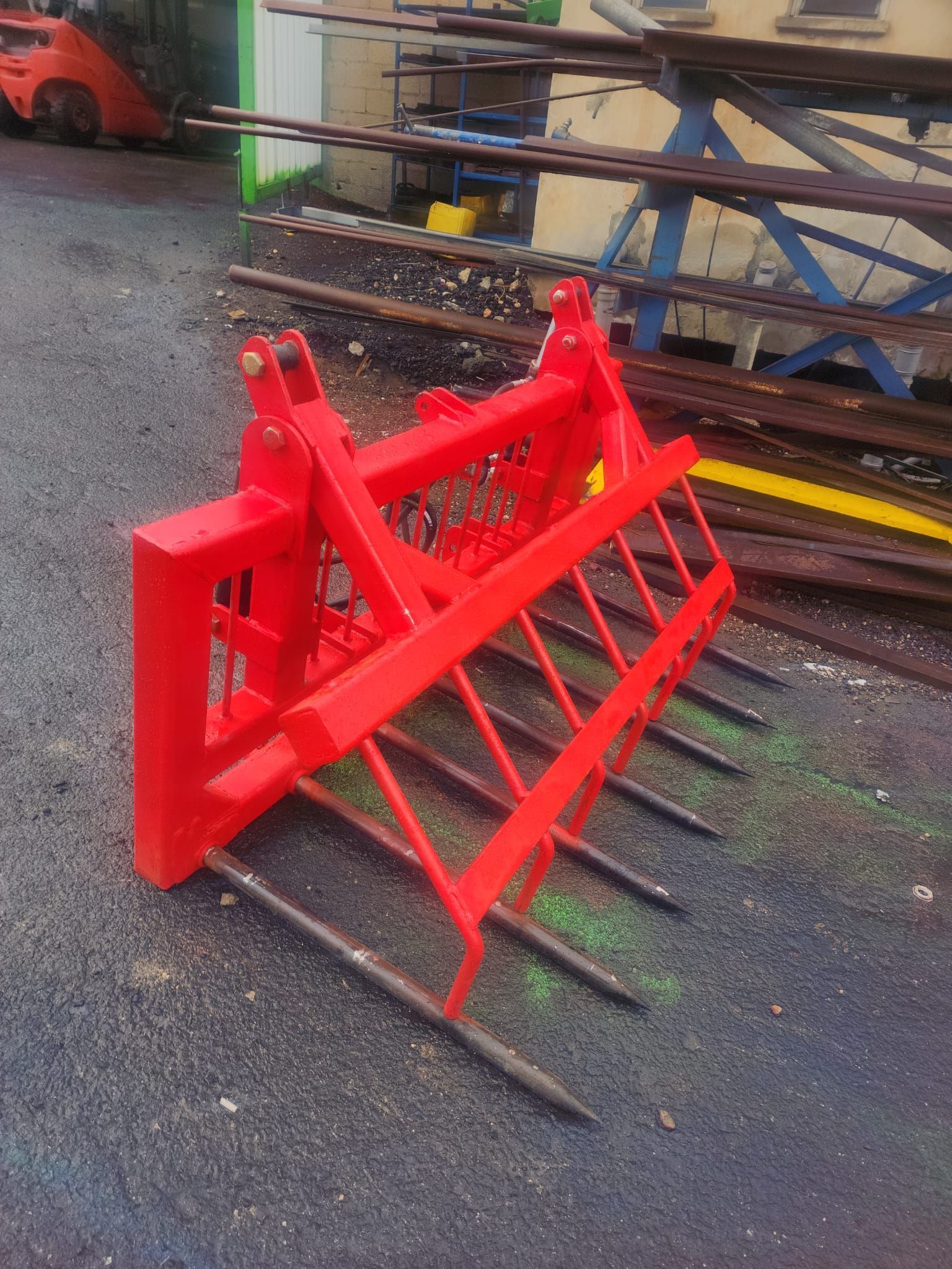 <p class="rteBlock">חובק גזם</p>