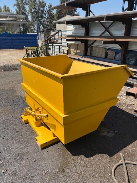 פח אשפה מתהפך למלגזה