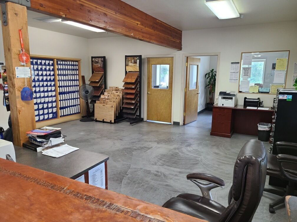 A Room With A Lot Of Desks And Chairs In It - Auburn And Redding, CA - Auburn Hardwoods