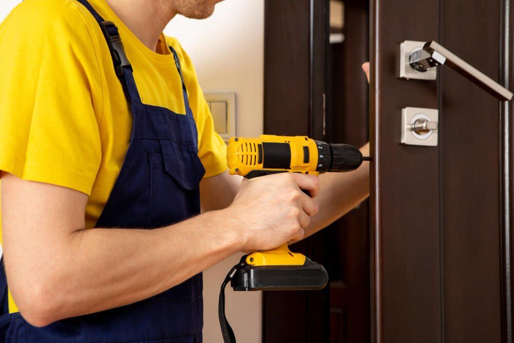 מנעולן מומלץ מאמר Name: man-repairing-doorknob-handyman-repair-door-lock-room+%281%29-1920w.jpg