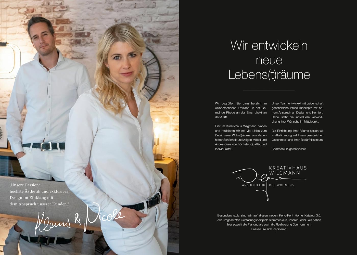 Ein Mann und eine Frau stehen nebeneinander vor einer Uhr.