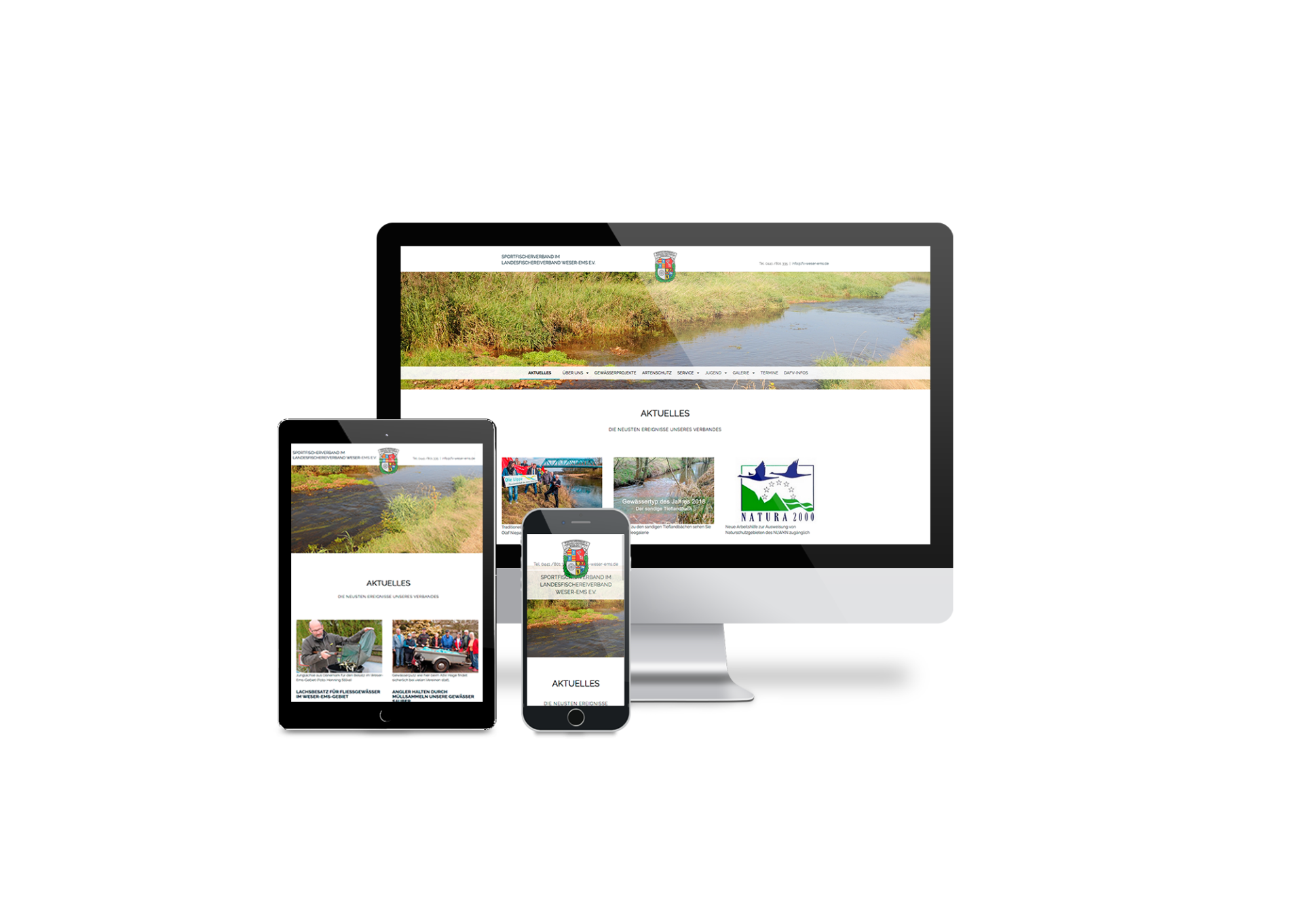 Auf einem Computer, einem Tablet und einem Mobiltelefon wird eine Website auf weißem Hintergrund angezeigt.