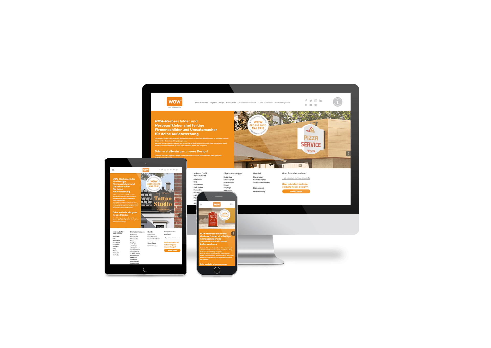 Ein Computer, ein Tablet und ein Mobiltelefon zeigen eine Website auf einem weißen Hintergrund an.
