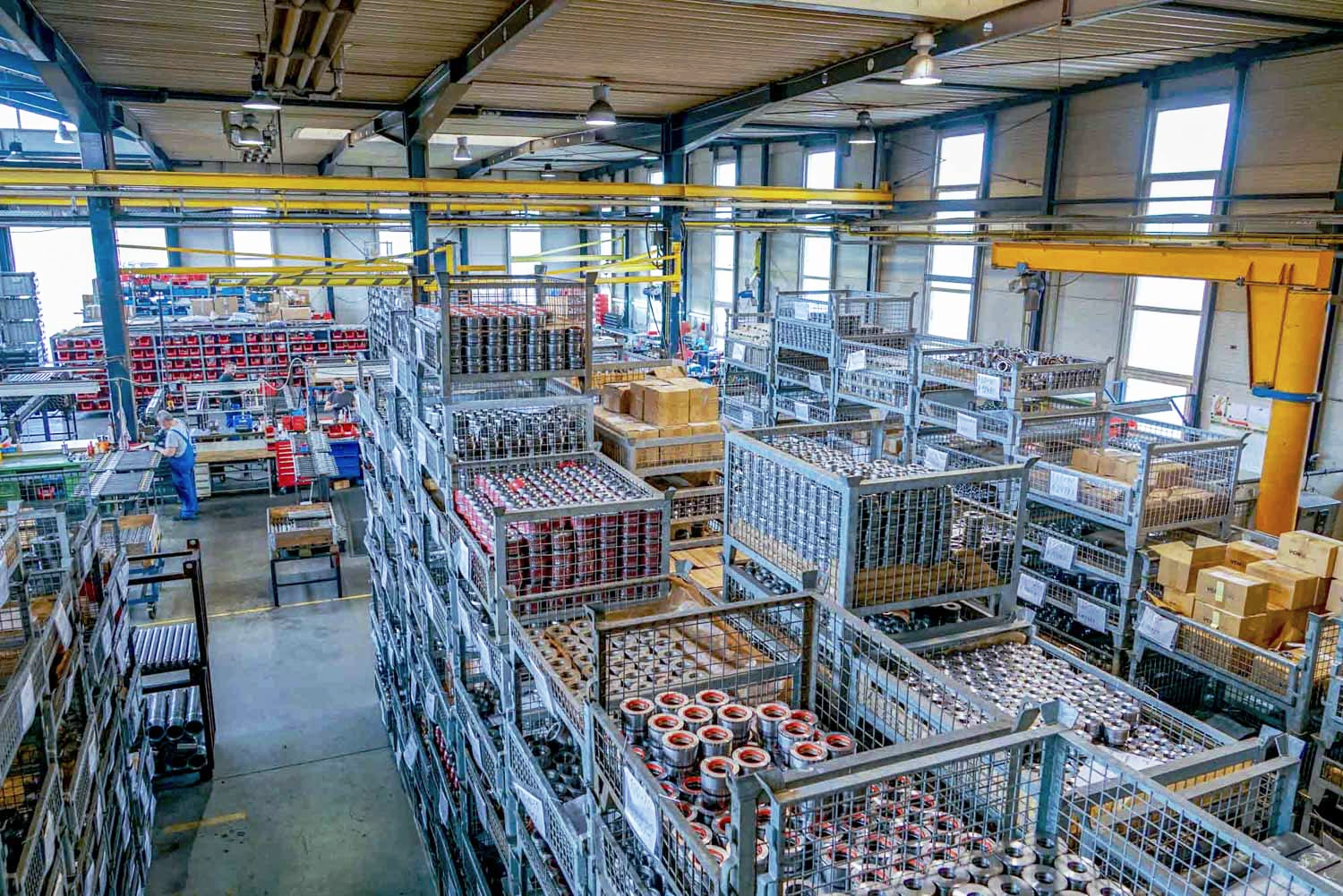 Ein großes Lagerhaus voller Kisten und Regale.