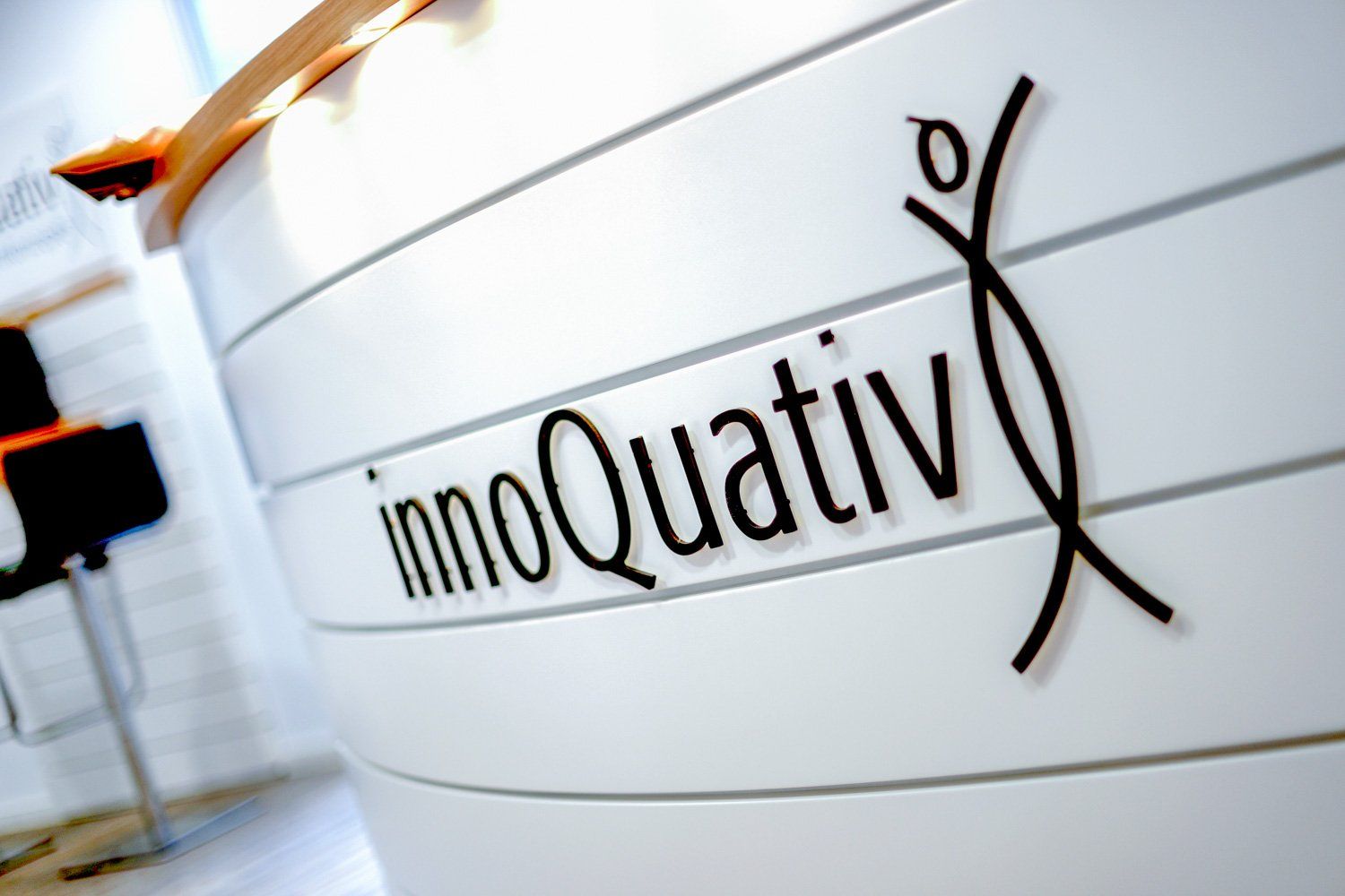 Ein Schild mit der Aufschrift „innoquativ“