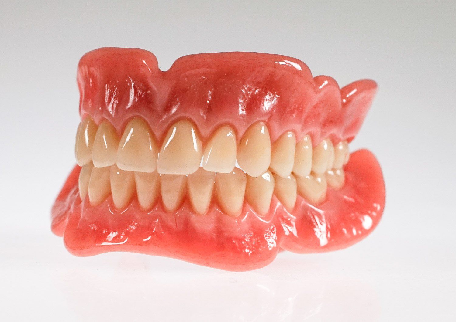 Eine Nahaufnahme einer Vollprothese auf einer weißen Oberfläche.