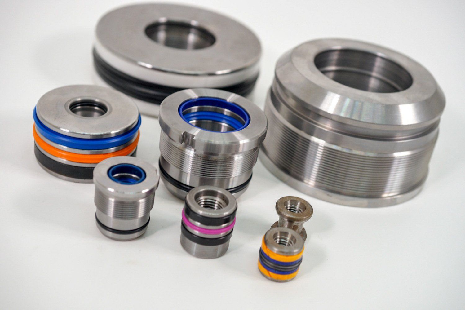 Auf dem Tisch liegen viele verschiedene Arten von Metallteilen.