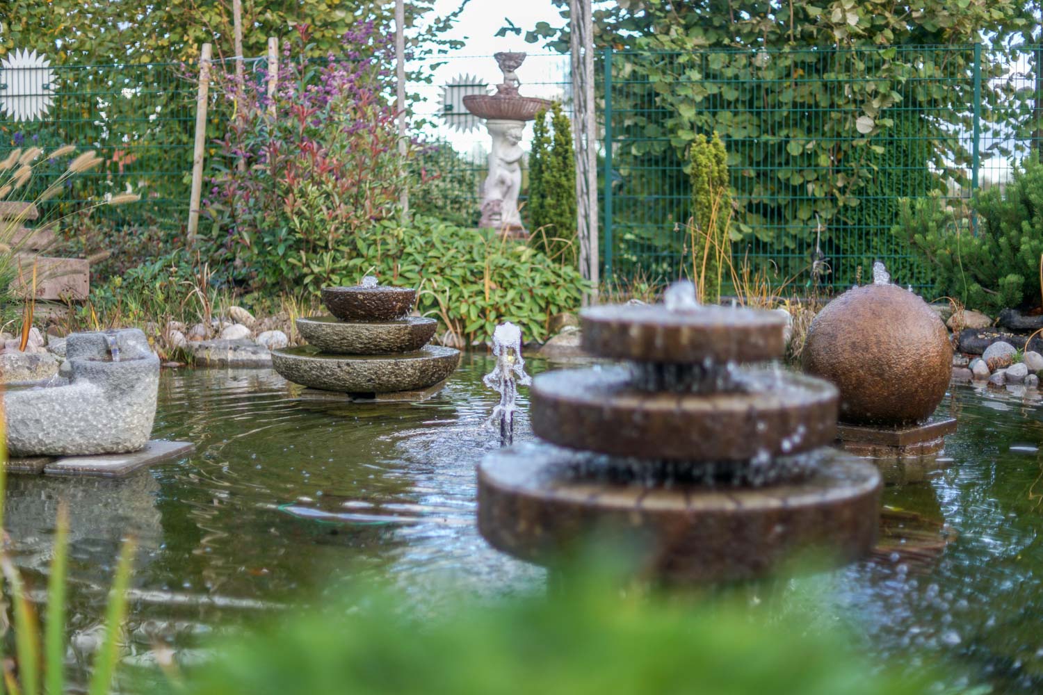 Im Garten gibt es viele Springbrunnen im Wasser.