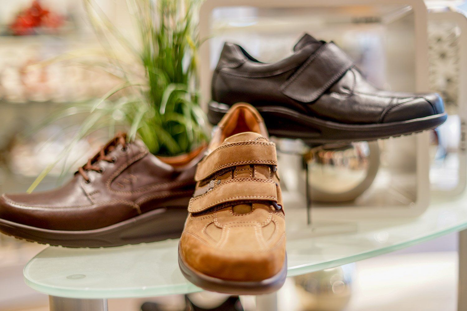 Ein Paar Schuhe steht auf einem Glasregal in einem Geschäft.