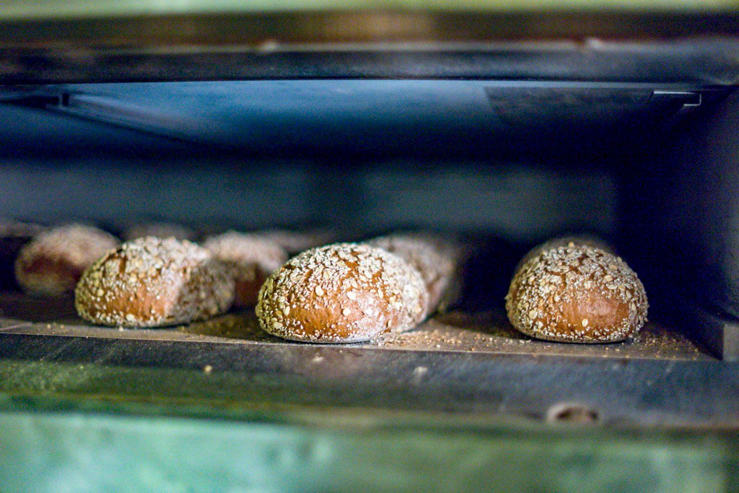 Ein Haufen Donuts liegt auf einem Tablett im Ofen.