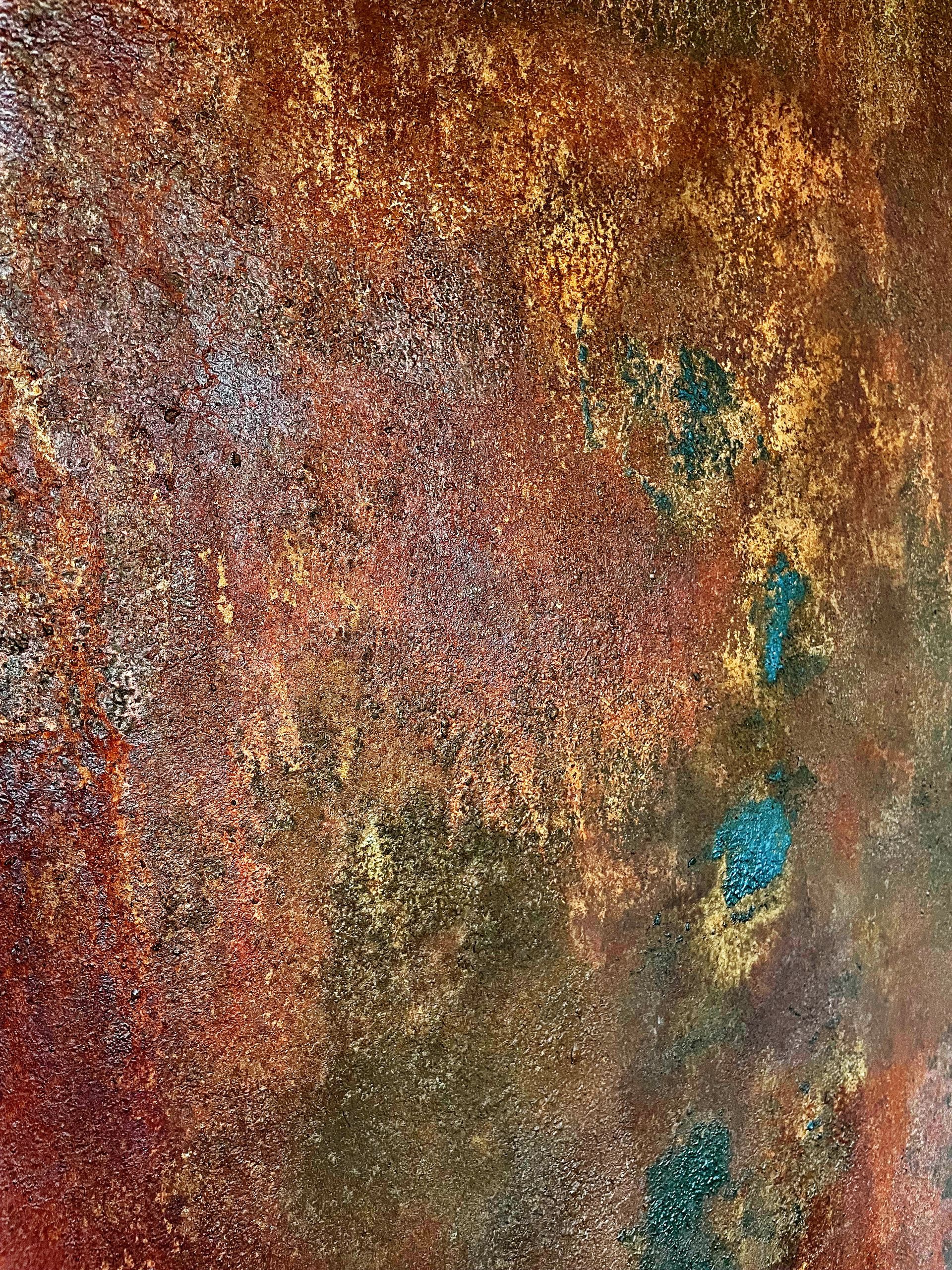 Texturovaný abstrakt s rezavými červenými, hnědými, zlatými a tyrkysovými skvrnami.