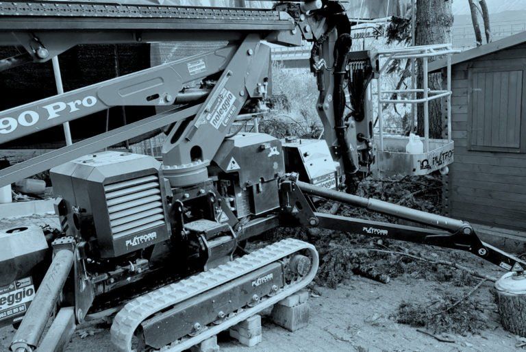 Foto di una ruspa in bianco e nero