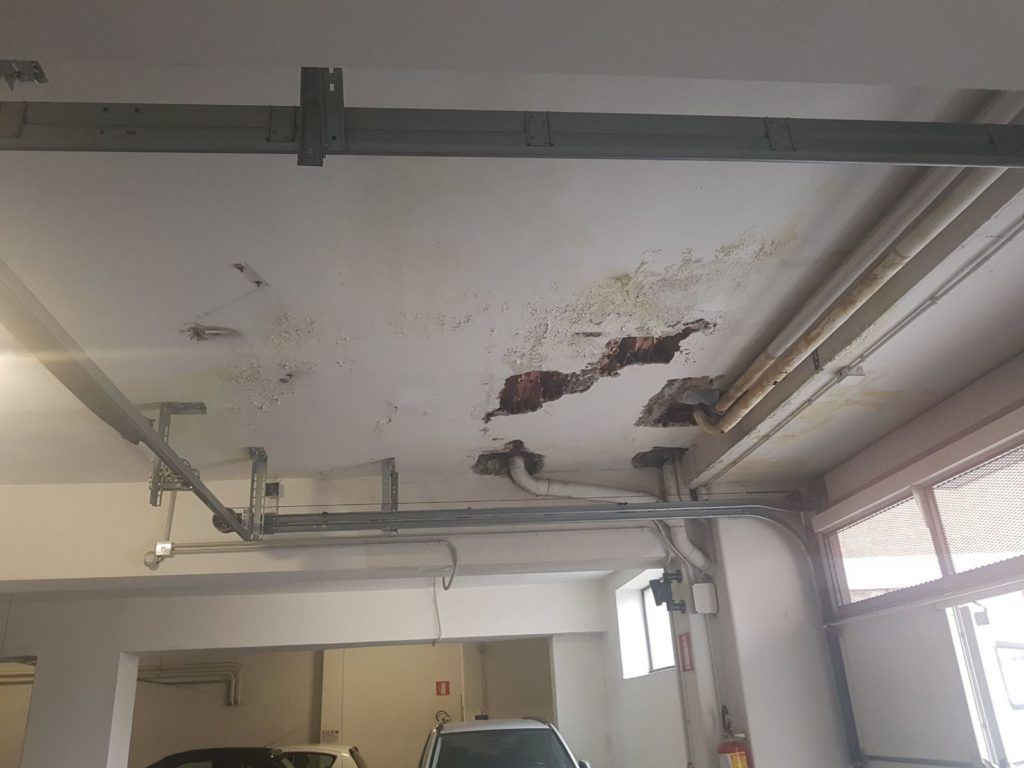 Soffitto con tubi a vista