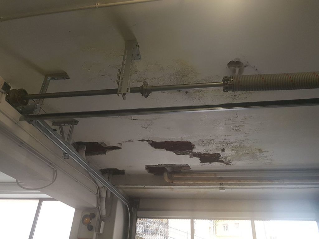 Un soffitto con tubi a vista