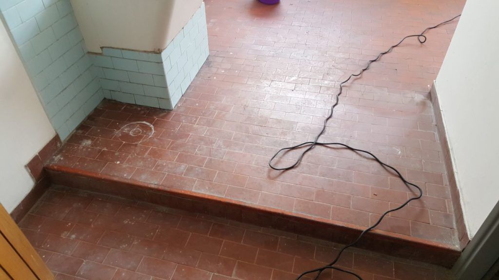 Un filo elettrico su un pavimento