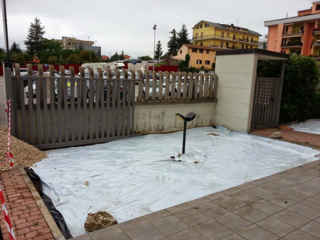 Un prato coperto da un telo bianco