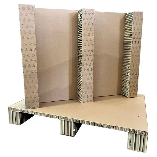 Pallet in cartone con supporti verticali.