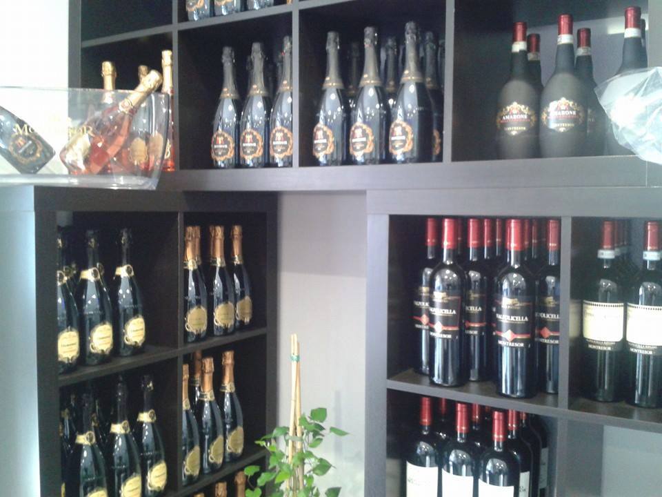 scaffali con bottiglie di vino