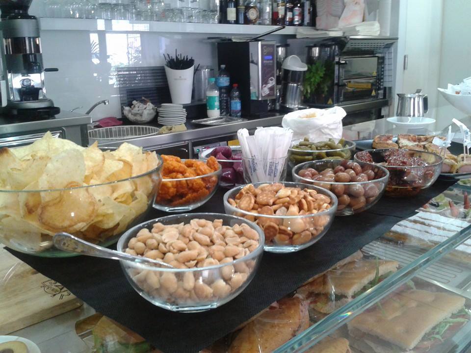 stuzzichini sul bancone di un bar