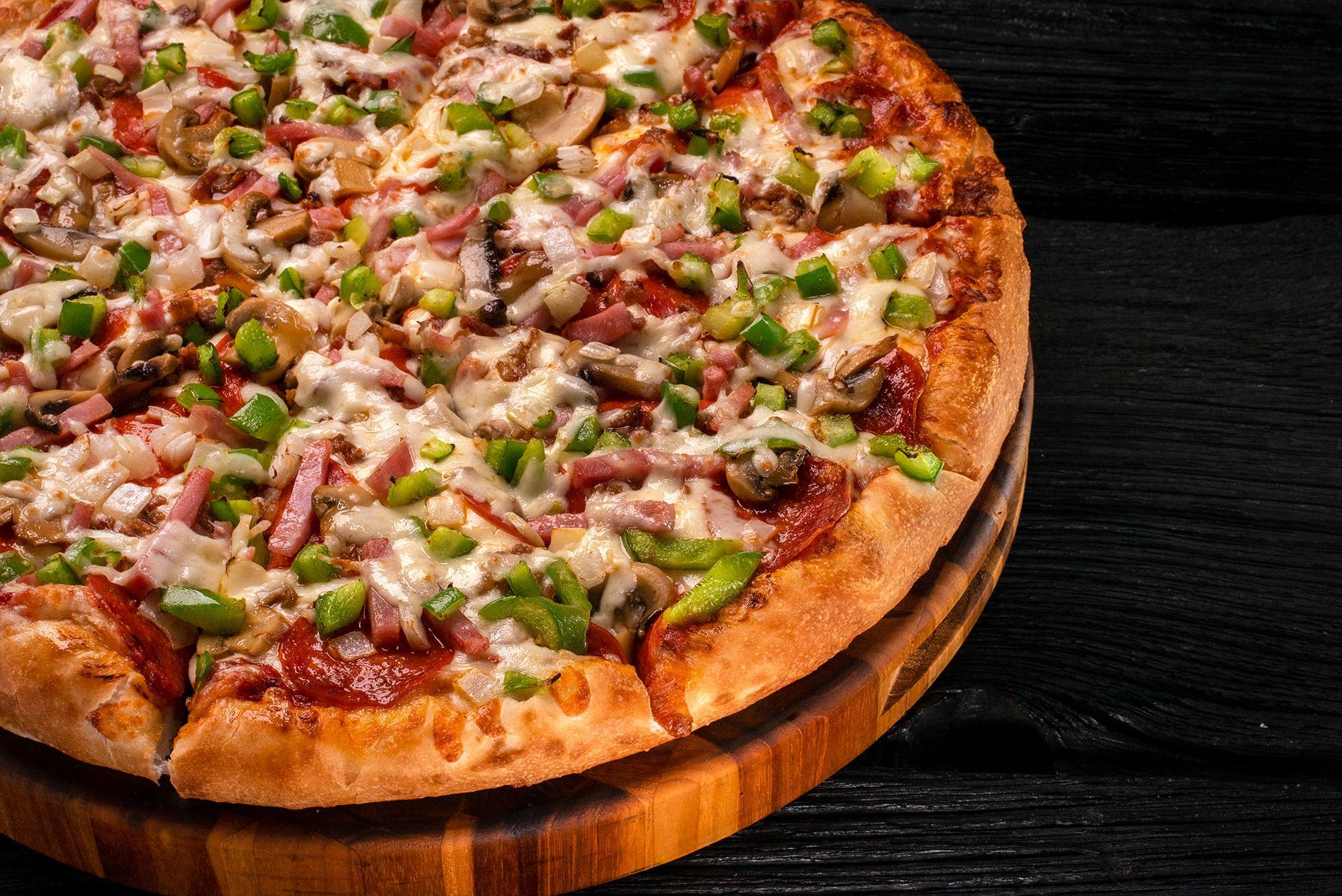 Everything pizza from Happy’s, loaded with fresh toppings including pepperoni, sausage, veggies, and cheese.