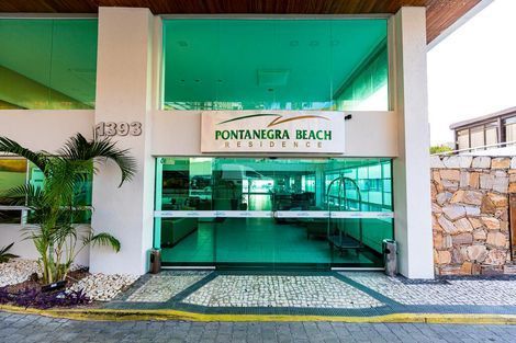 A entrada de um hotel chamado ponta negra beach residence