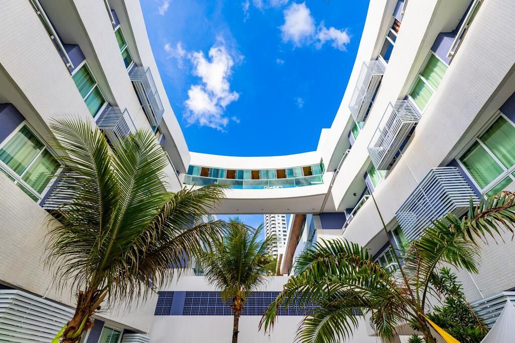 Olhando para o teto de um prédio com palmeiras