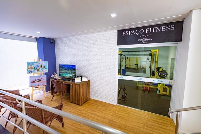Uma sala com uma placa que diz espaco fitness