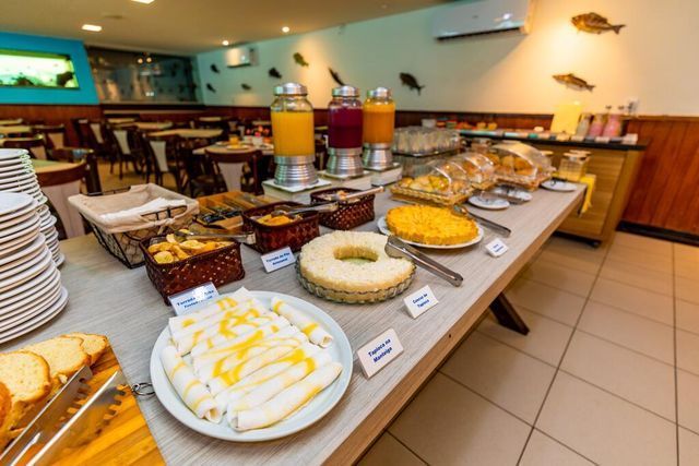 Uma mesa de bufê cheia de comida e bebidas.