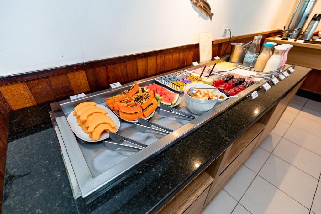 Uma mesa de bufê com uma variedade de frutas e vegetais.