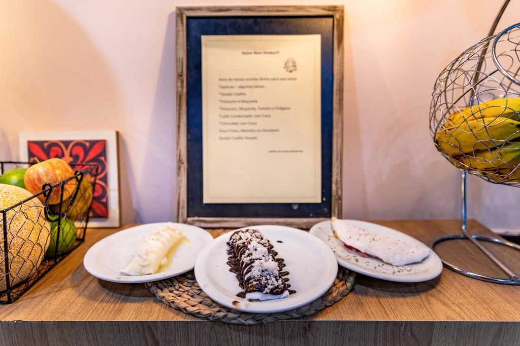 Uma mesa com pratos de comida e uma carta emoldurada sobre ela.