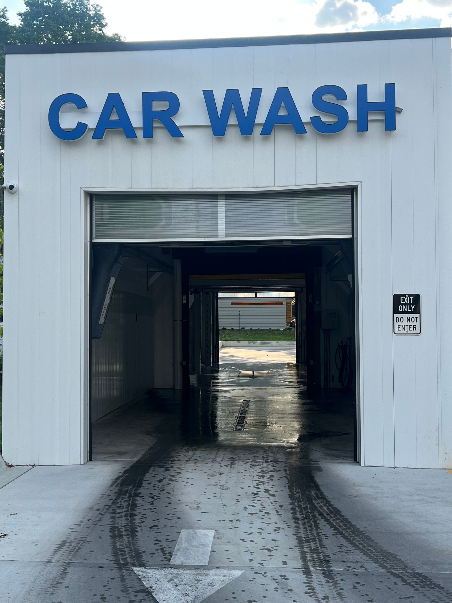 A car wash with a sign that says car wash | Duffy's Auto Service